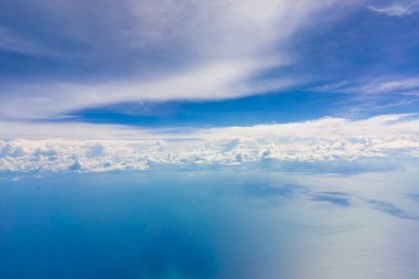 Küçük bulutlu mavi gökyüzü arkaplanı