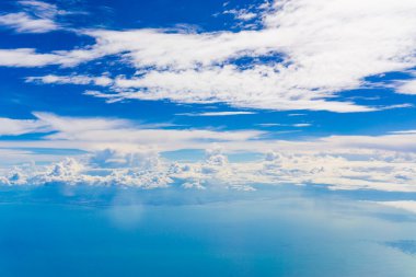 Mavi gökyüzünde beyaz bulutlar.