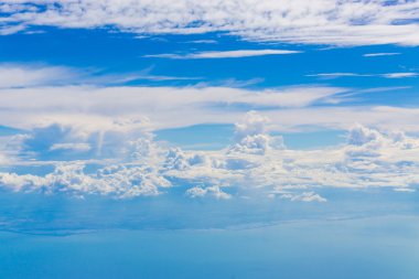 Mavi gökyüzünde beyaz bulutlar.