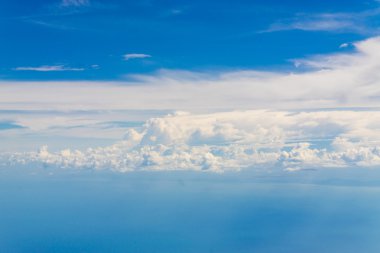 Küçük bulutlu mavi gökyüzü arkaplanı