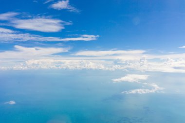 Mavi gökyüzünde beyaz bulutlar.