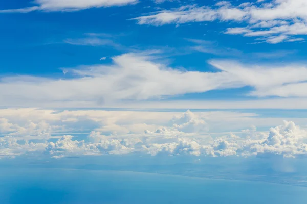 青空に白い雲. — ストック写真