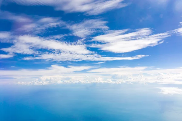 Nuvens brancas no céu azul. — Fotografia de Stock