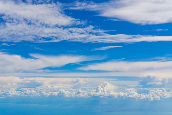 Biru langit latar belakang dengan awan kecil — Stok Foto