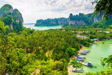 Railay Beach uçurumun üzerinden havadan görünümü