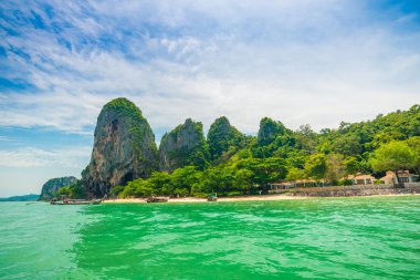 Bir Railay beach Andaman deniz mavi gökyüzü