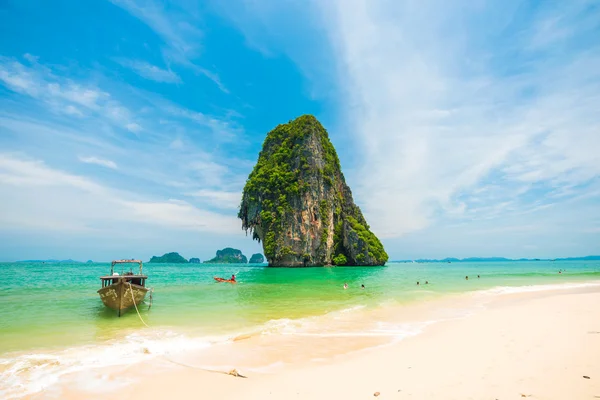 Longtail båt på railay beach med ö — Stockfoto