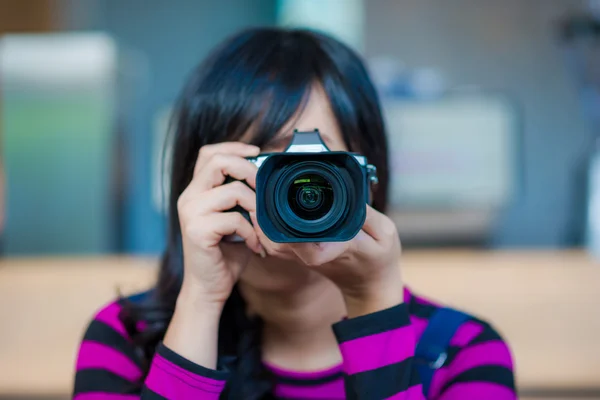 Азіатська жінка з камерою — стокове фото