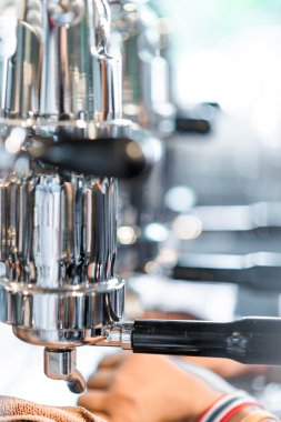 Genç kadın bir profesyonel kahve makinesi işletim el