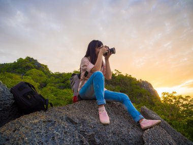 Uzun yürüyüşe çıkan kimse kadın ile sırt çantası ve fotoğraf makinesi