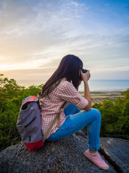 Joven turista con cámara — Foto de Stock