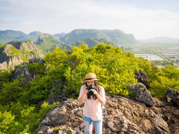 Joven turista con cámara — Foto de Stock