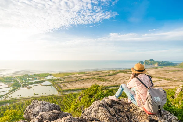 Caminante mujer con cámara disfrutar de la vista al amanecer pico de la montaña — Foto de Stock