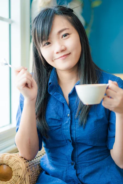 화이트 한 잔의 커피와 아름 다운 젊은 여자 — 스톡 사진