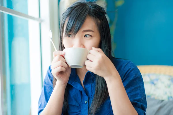 Joven asiática bebiendo café en la cafetería — Foto de Stock