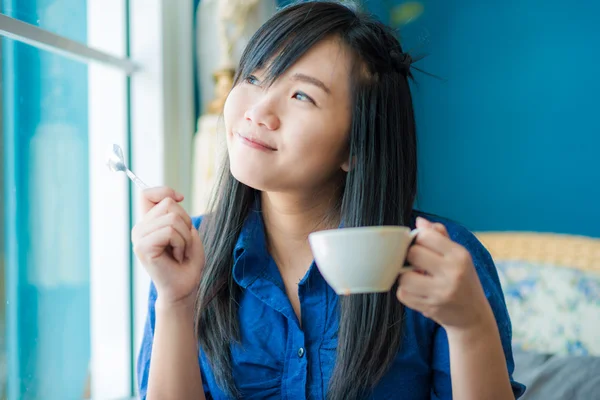 Hermosa joven con una taza de café blanco —  Fotos de Stock