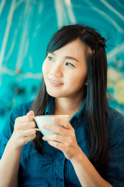 Joven asiática bebiendo café en la cafetería —  Fotos de Stock