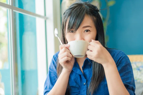 Hermosa joven con una taza de café blanco —  Fotos de Stock