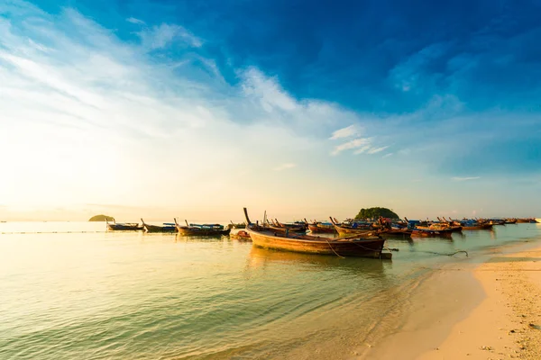 Bateau à queue longue en bois sur la plage — Photo