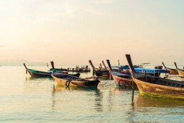 Sahilde ahşap longtail tekne