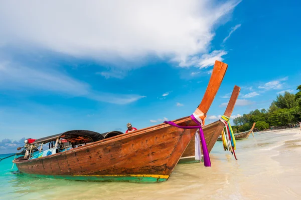 Traditionelle Langschwanzboote auf der berühmten Lipe-Insel — Stockfoto