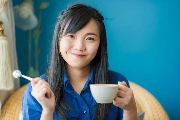 年轻的亚裔女子，在咖啡厅喝咖啡 — 图库照片