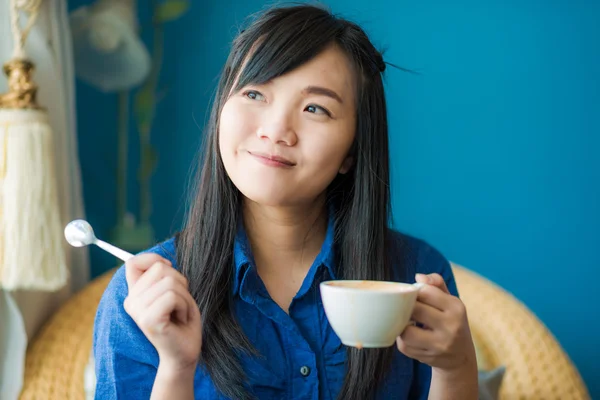 Hermosa joven con una taza de café blanco —  Fotos de Stock