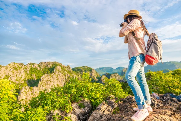 Caminante mujer con cámara disfrutar de la vista al amanecer pico de la montaña — Foto de Stock