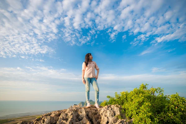 Hiking woman walk on the mountain hill — Stock Photo, Image