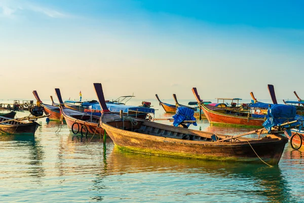 Houten longtail boot op het strand — Stockfoto