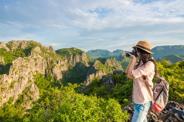 Caminante mujer con cámara disfrutar de la vista al amanecer pico de la montaña — Foto de Stock