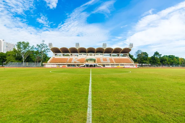 Campo de futebol com grama verde no dia ensolarado manhã — Fotografia de Stock