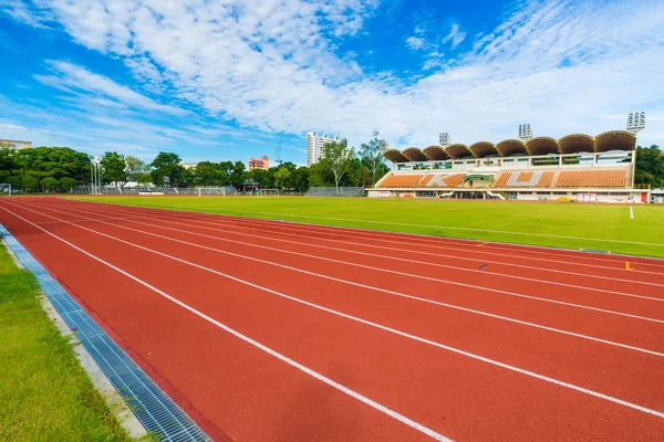 Piste de course dans le stade contre rougissant — Photo