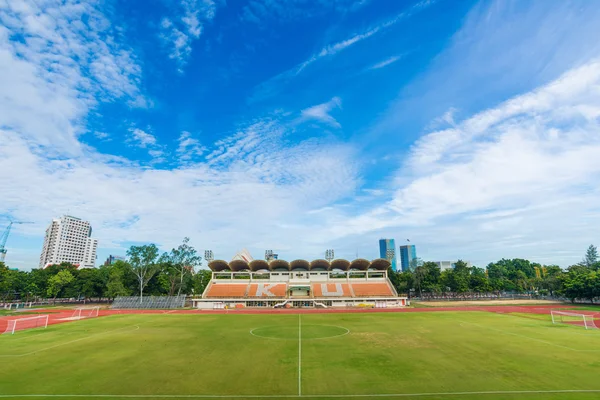 Campo de futebol com grama verde no dia ensolarado manhã — Fotografia de Stock