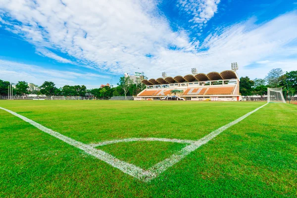 Campo de fútbol con hierba verde en la mañana del día soleado —  Fotos de Stock