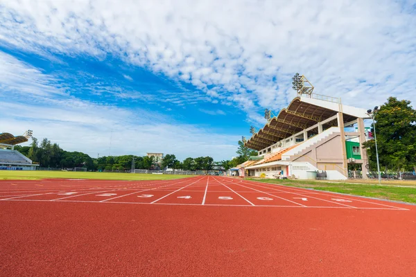 Piste de course dans le stade contre rougissant — Photo