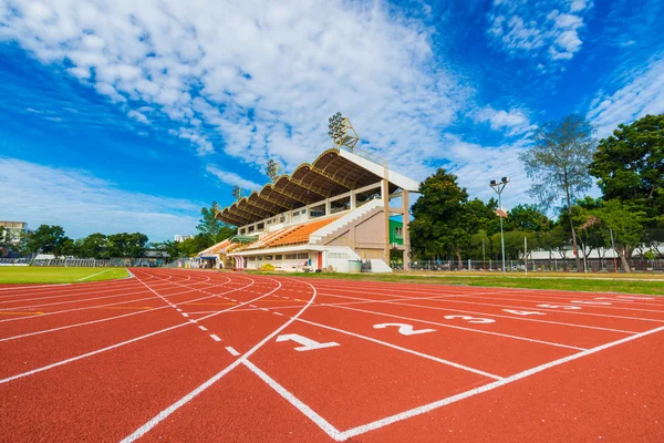 Circuito di corsa nello stadio contro blusky — Foto Stock