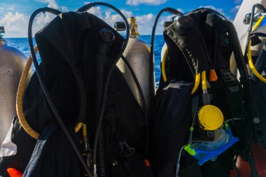 Dalış için hazır aletli dalış takımı kurmak