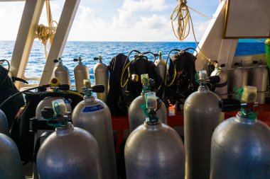 Teknede dalış ekipmanı kümesi