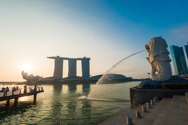 Sabah Merlion çeşme ile Singapur manzarası — Stok fotoğraf