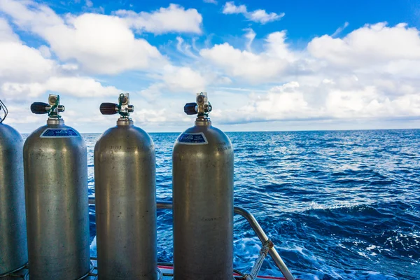 Oxigen tanks op boot voor duiken — Stockfoto