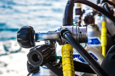 Scuba Diver malzemeleri deniz arka plan ile tekne