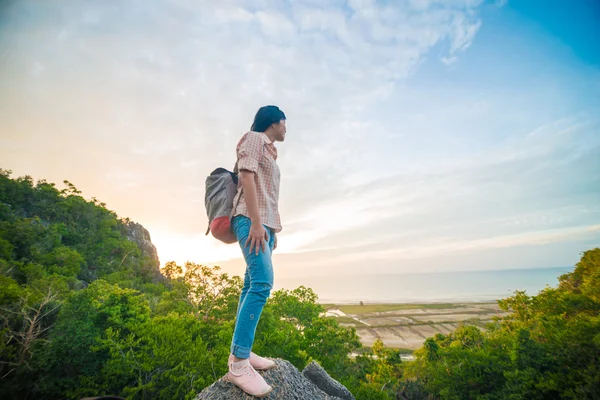 Asian hiker woman with backpack relaxing on top of a mountain — Stock Photo, Image