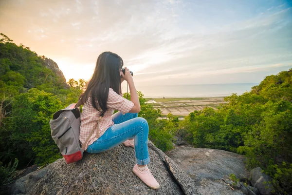 Asian hiker woman with backpack relaxing on top of a mountain — Stock Photo, Image