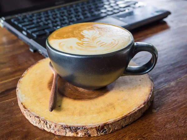 Portátil y taza de café en una vieja mesa de madera —  Fotos de Stock