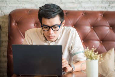 dizüstü bilgisayar ile iş adamı