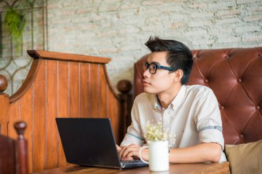 dizüstü bilgisayar ile iş adamı