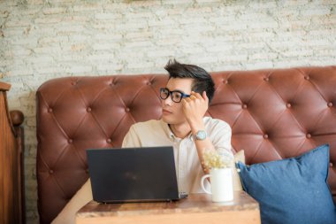 dizüstü bilgisayar ile iş adamı