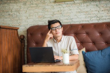 dizüstü bilgisayar ile iş adamı