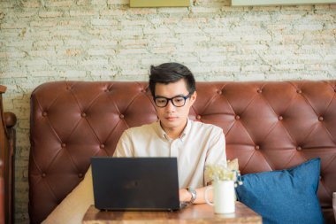 dizüstü bilgisayar ile iş adamı